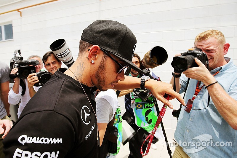 Lewis Hamilton, Mercedes AMG F1 chega ao paddock