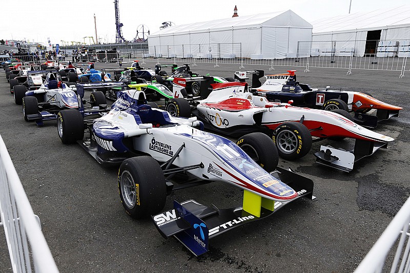 Les voitures dans le Parc Fermé