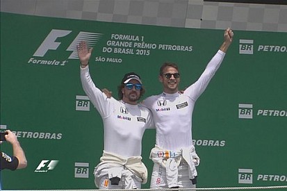 “Mitando”, Alonso e Button provocam risos ao subirem em pódio
