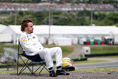 Alonso geniet van het zonnetje maar beseft ernst van de situatie