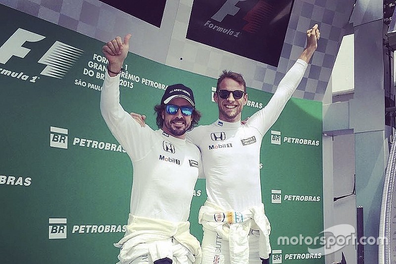 Alonso y Button provocan risas al "subirse" en el podio