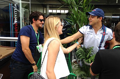 Ao lado de Fiorella, Pato visita o paddock em Interlagos