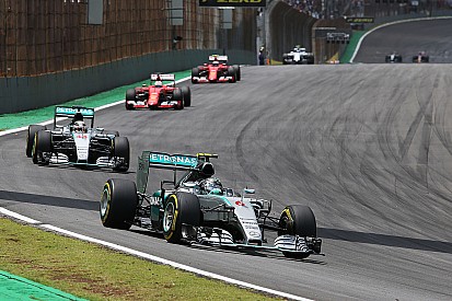 Rosberg wint in Brazilië, punten voor Max