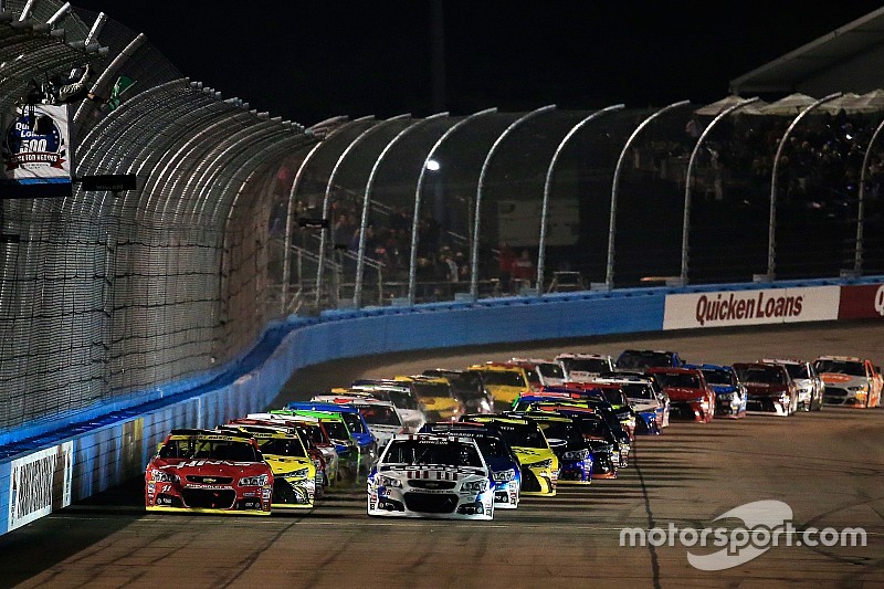 Start: Kurt Busch, Stewart-Haas Racing Chevrolet, überholt Polesitter Jimmie Johnson, Hendrick Motor