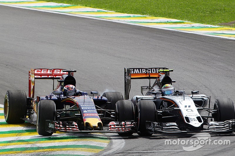 Sergio Perez, Sahara Force India F1 VJM08 en Max Verstappen, Scuderia Toro Rosso STR10 strijden voor