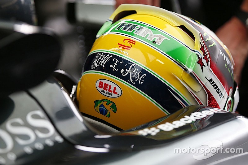 Hamilton Recebe Quadro De Idolo Senna E Agradece Familia