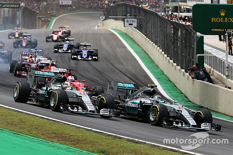 Inicio: Nico Rosberg, Mercedes AMG F1 y Lewis Hamilton, Mercedes AMG F1 lideran