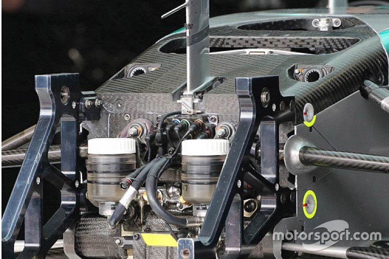 Mercedes W06 Hybrid, la sospensione anteriore interconnessa