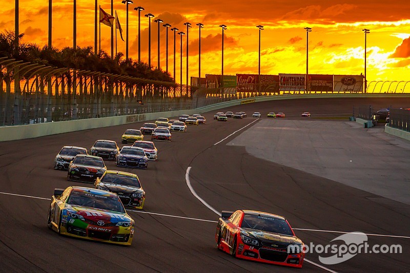 Tony Stewart, Stewart-Haas Racing Chevrolet et Kyle Busch, Joe Gibbs Racing Toyota