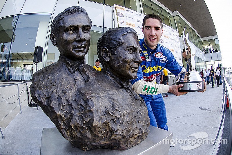 Rubén García Jr. Canel's Racing celebra en el Victory Lane  con el busto de los Hermanos Rodríguez