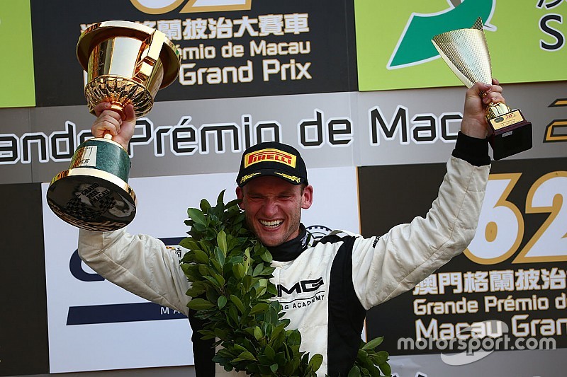 Podium: le vainqueur Maro Engel, Mercedes AMG Driving Academy