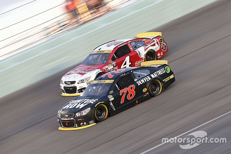 Kevin Harvick, Stewart-Haas Racing Chevrolet et Martin Truex Jr., Furniture Row Racing Chevrolet