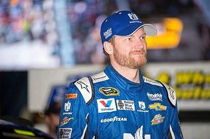 Piloto mais popular da NASCAR começa férias em grande estilo