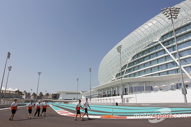 Caminhada pelo Circuito de Yas Marina