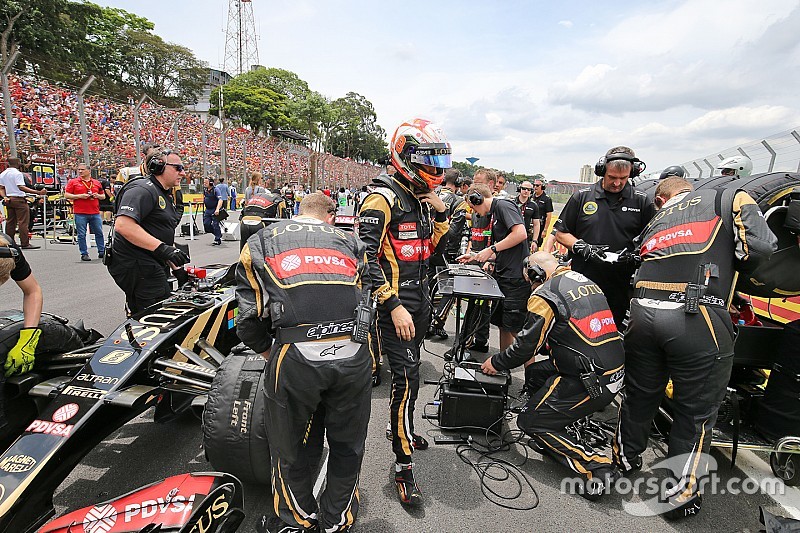 Romain Grosjean, Lotus F1 E23 en la parrilla