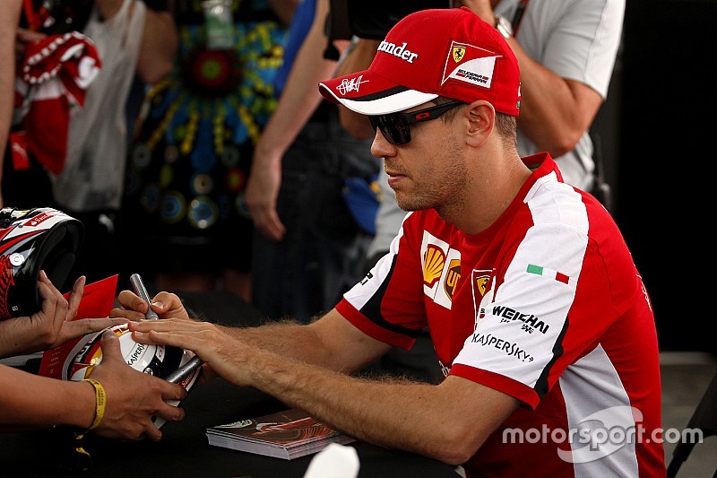 Sebastian Vettel, Ferrari firma de autógrafos para los fans