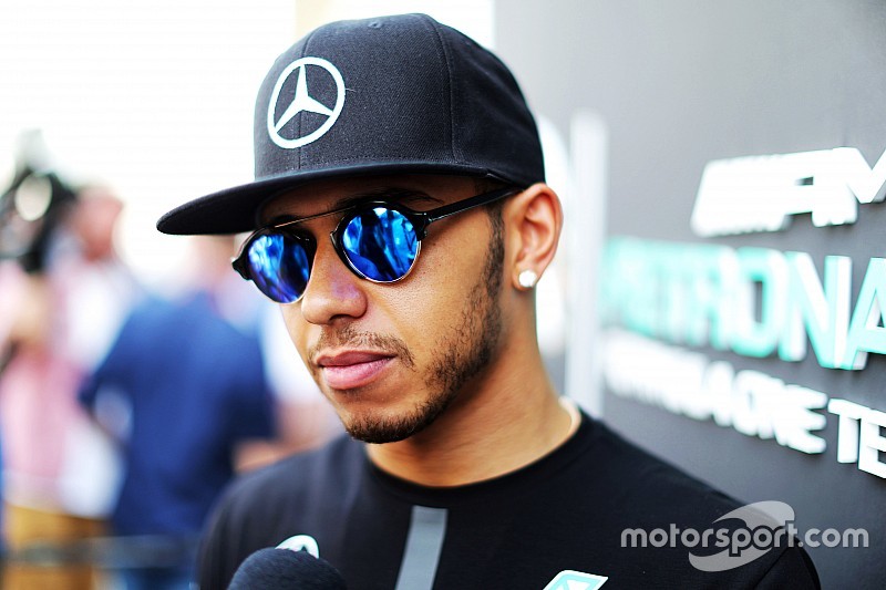 Ron Dennis keurt gedrag Lewis Hamilton af