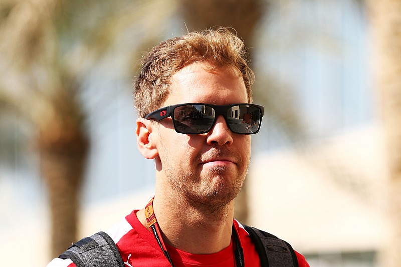 Vettel surpreende engenheiro e canta parabéns via rádio