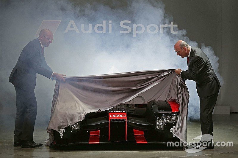 Chris Reinke, directeur d'Audi LMP, et Dr. Wolfgang Ullrich, présentent l'Audi R18 2016