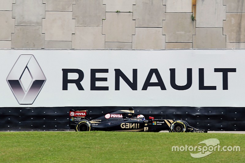 Romain Grosjean, Lotus F1 E23, vor einer Renault-Werbetafel