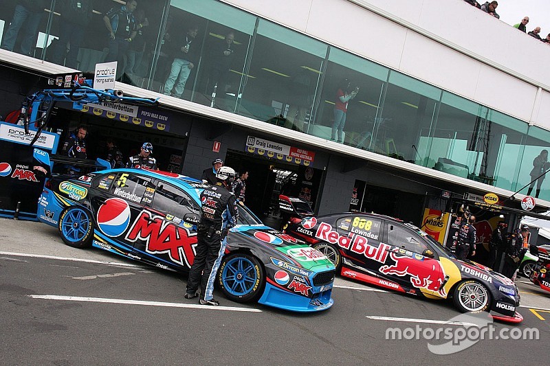 Mark Winterbottom, Prodrive Racing Australia Ford and Craig Lowndes, Triple Eight Race Engineering Holden