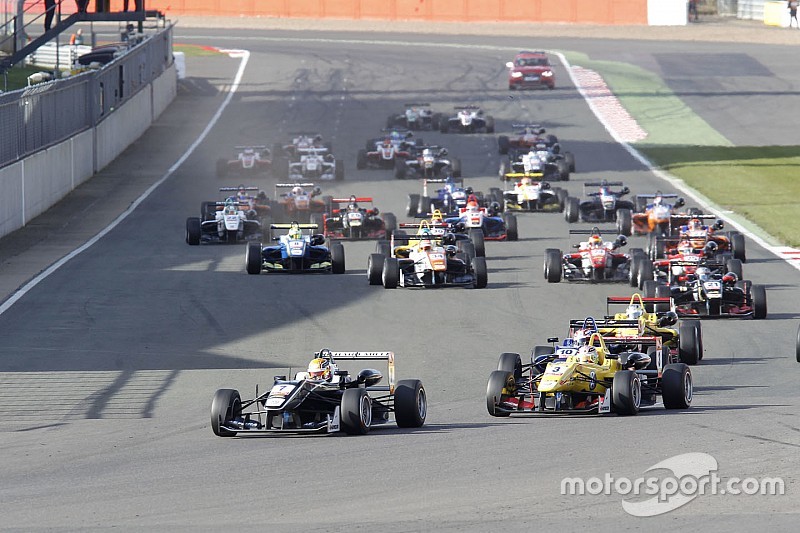 Départ de la course 3 : Charles Leclerc, Van Amersfoort Racing Dallara F312 Volkswagen mène