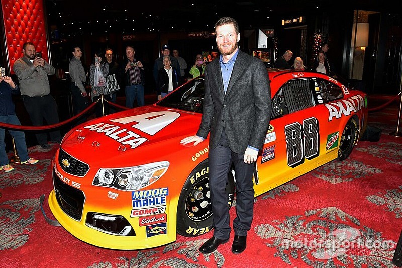 Dale Jr mostra pintura de seu carro com patrocínio de Gordon