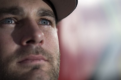 Sydney 500 V8s: Van Gisbergen tops practice, Frosty hits the wall