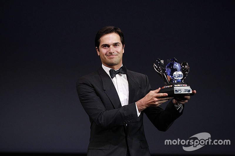 Hamilton e Piquet com troféus; veja como foi a festa da FIA