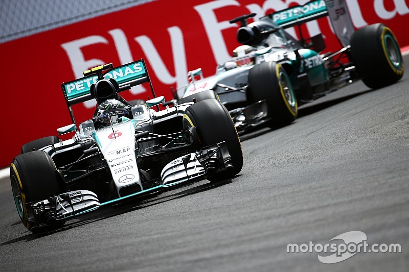 Nico Rosberg, Mercedes AMG F1 W06, vor Lewis Hamilton, Mercedes AMG F1 W06