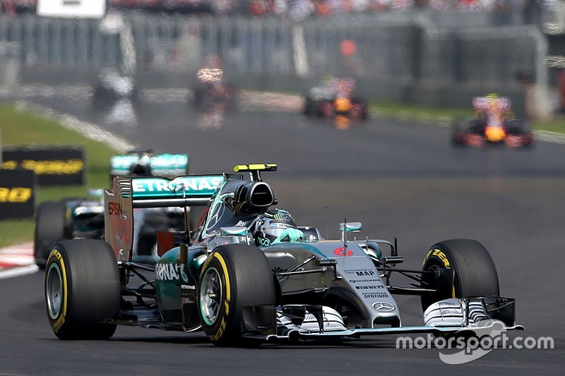Mercedes "too far" ahead to be caught, warns Ricciardo