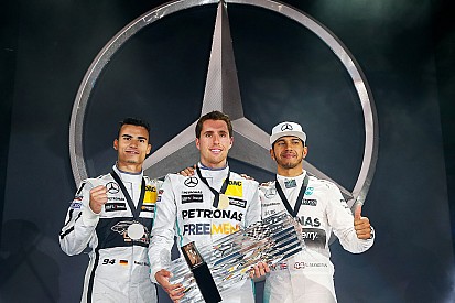 Hamilton e Rosberg são surpreendidos em desafio da Mercedes