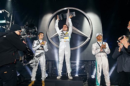 Hamilton em 3º e desfile de carros: veja a festa da Mercedes