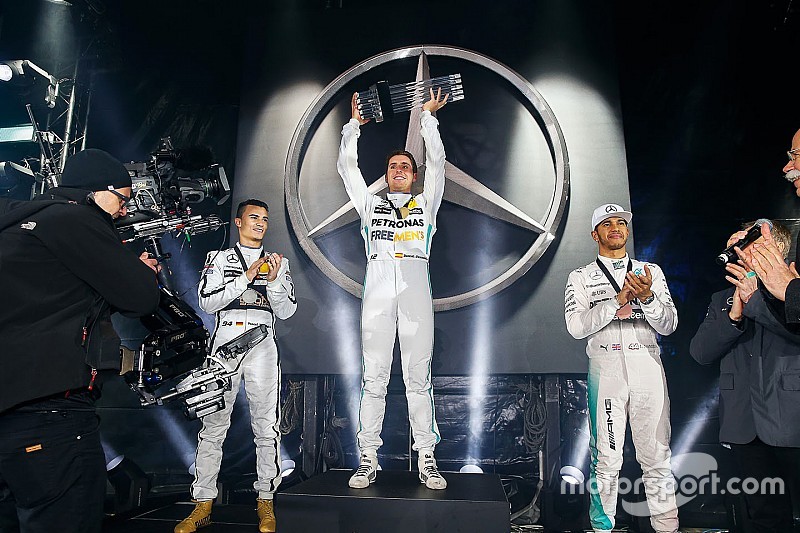 Hamilton em 3º e desfile de carros: veja a festa da Mercedes
