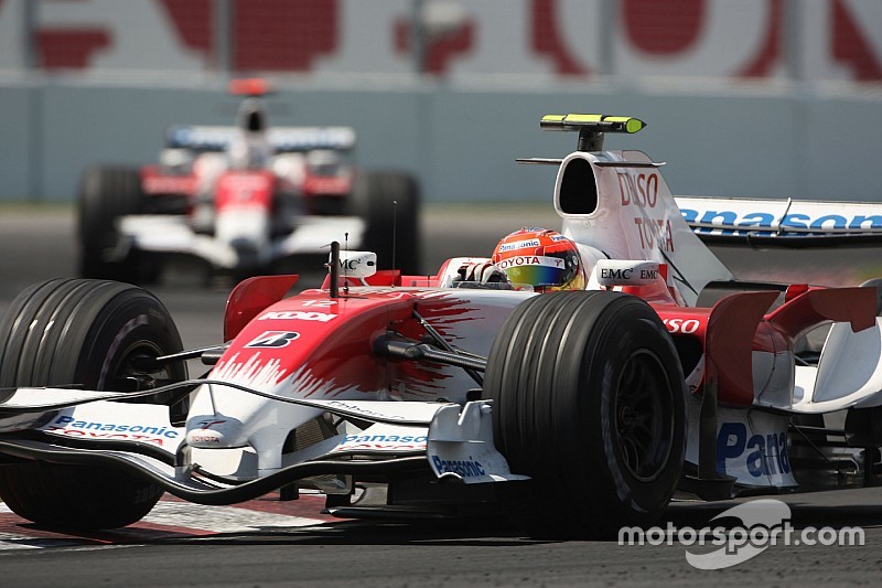 Timo Glock, Toyota F1 Team, TF108 devance Jarno Trulli, Toyota Racing, TF108