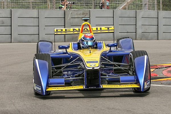 Buemi wint in Uruguay, harde crash Piquet jr.