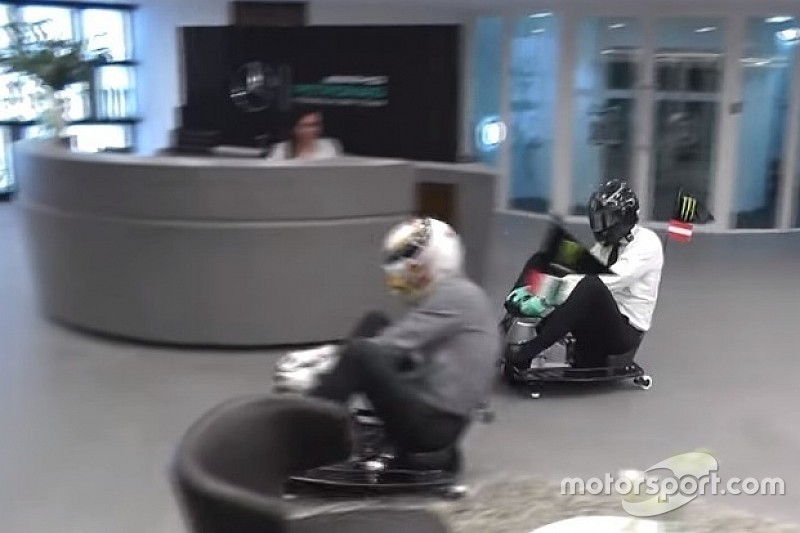 Mercedes ironiza Red Bull em corrida na recepção da equipe