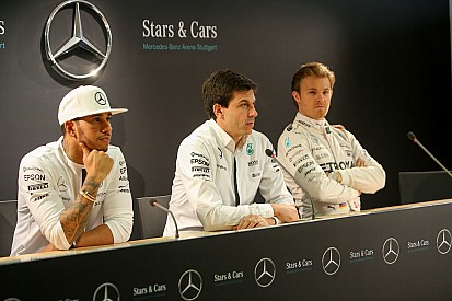 Video: directivos de Mercedes "derriban" torre de Red Bull