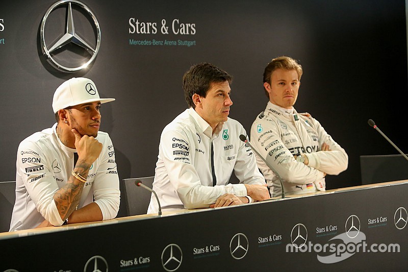 Video: directivos de Mercedes "derriban" torre de Red Bull