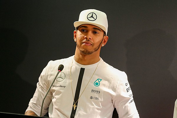 Hamilton diz que não desobedeceria Mercedes para vencer