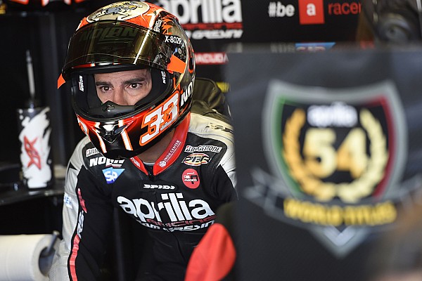 Melandri considera cambiar a autos mientra la espera sigue en MV Agusta
