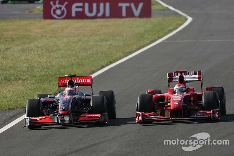 Heikki Kovalainen, McLaren Mercedes y Giancarlo Fisichella, Scuderia Ferrari, salen de pitlane