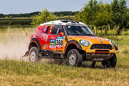 Dakar prologue suspended as car hits spectators