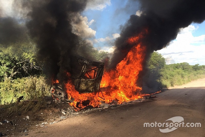 Spectaculaire abandon d'un camion Renault en flammes