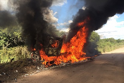 Melhor Renault no Dakar entre caminhões abandona após fogo