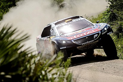 Peugeot domina e Peterhansel vence; Loeb segue líder