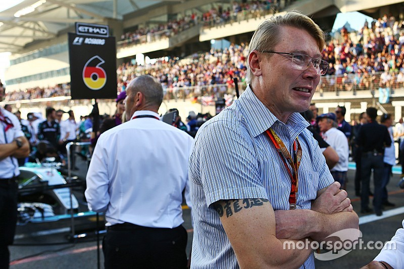 Hakkinen pede agressividade a Rosberg: “não pode desistir”