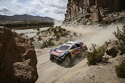 Loeb perd du temps, Peterhansel gagne et prend la tête