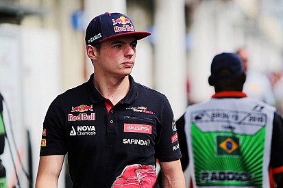 Verstappen geeft Formule 1-demo in de sneeuw