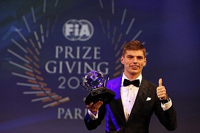 Verstappen espera bajar un segundo por vuelta con motor Ferrari